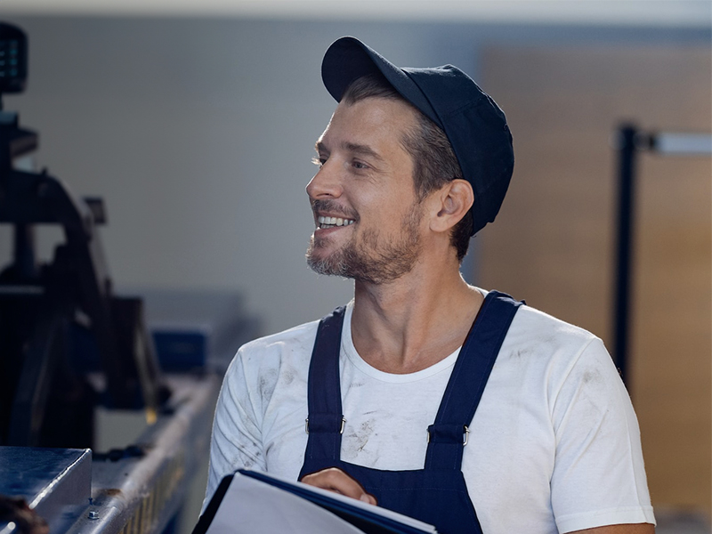 Monteur mit Klemmbrett in der Werkstatt